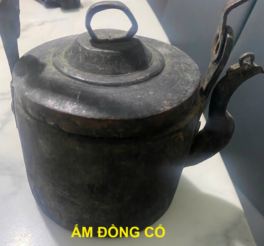 Ấm đồng chuẩn cổ