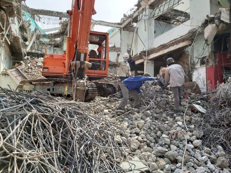 Báo Giá Phá Dỡ Nhà Cũ Tại Hà Nội 2026: Tính Theo M2 Hay Trọn Gói?